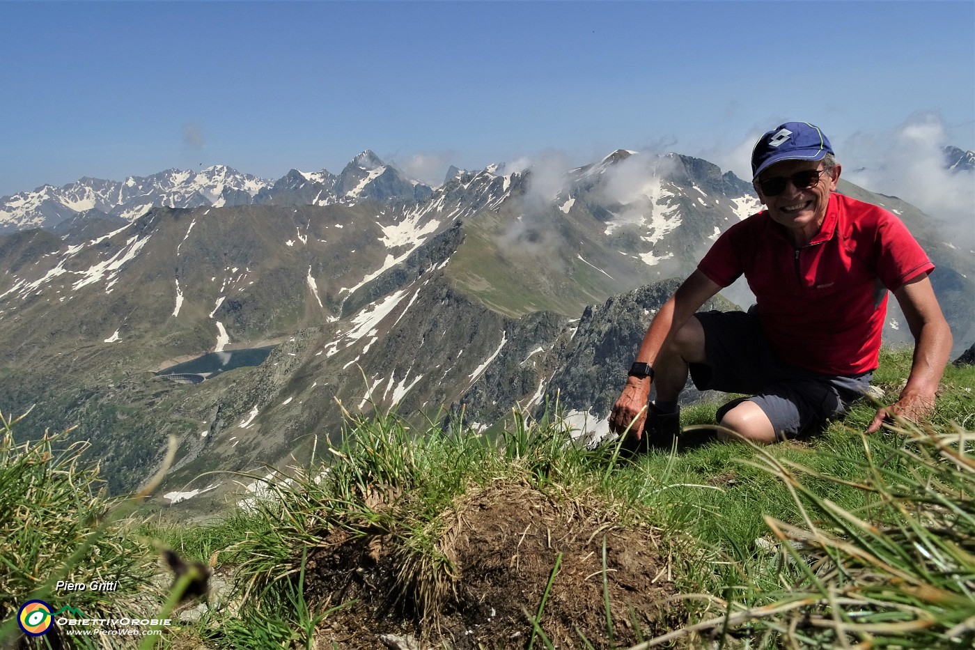 64 Dalla vetta del Corno Stella vista verso il Pizzo del Diavolo, il Redorta e altre alte cime orobiche.JPG